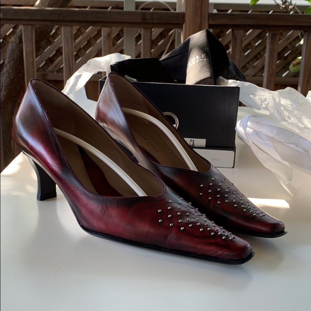 Metallic Studded pumps with kitten heel